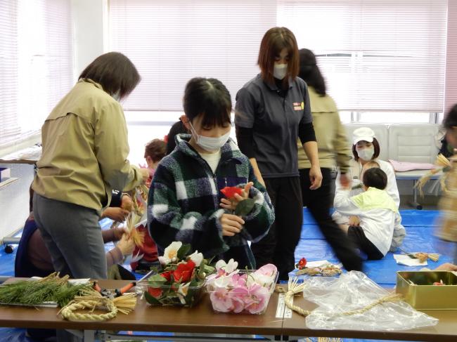 装飾用のお花を選ぶ子どもの様子