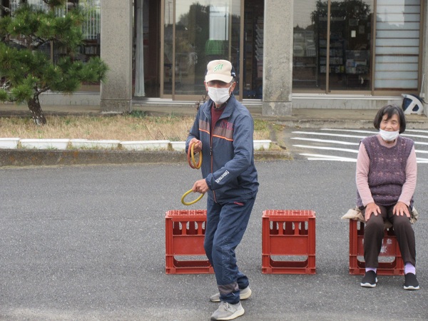 輪を投げるため構えている男性