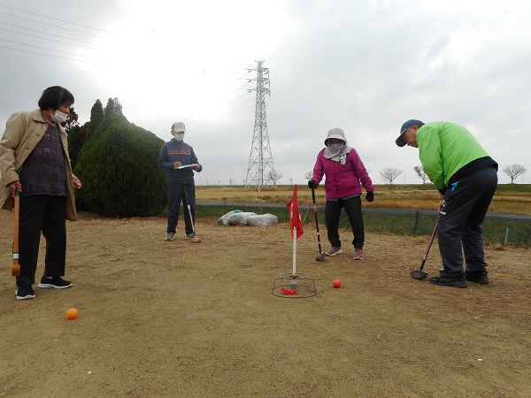グラウンドゴルフでパットするグループ