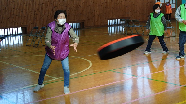 ドッヂビーでソフトディスクを投げる