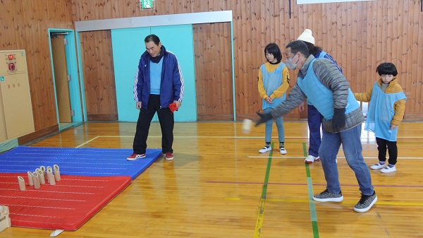 モルックでスキットルを投げる