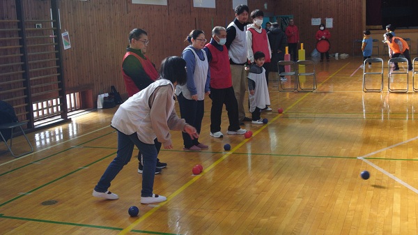 ボッチャで青玉を投げる