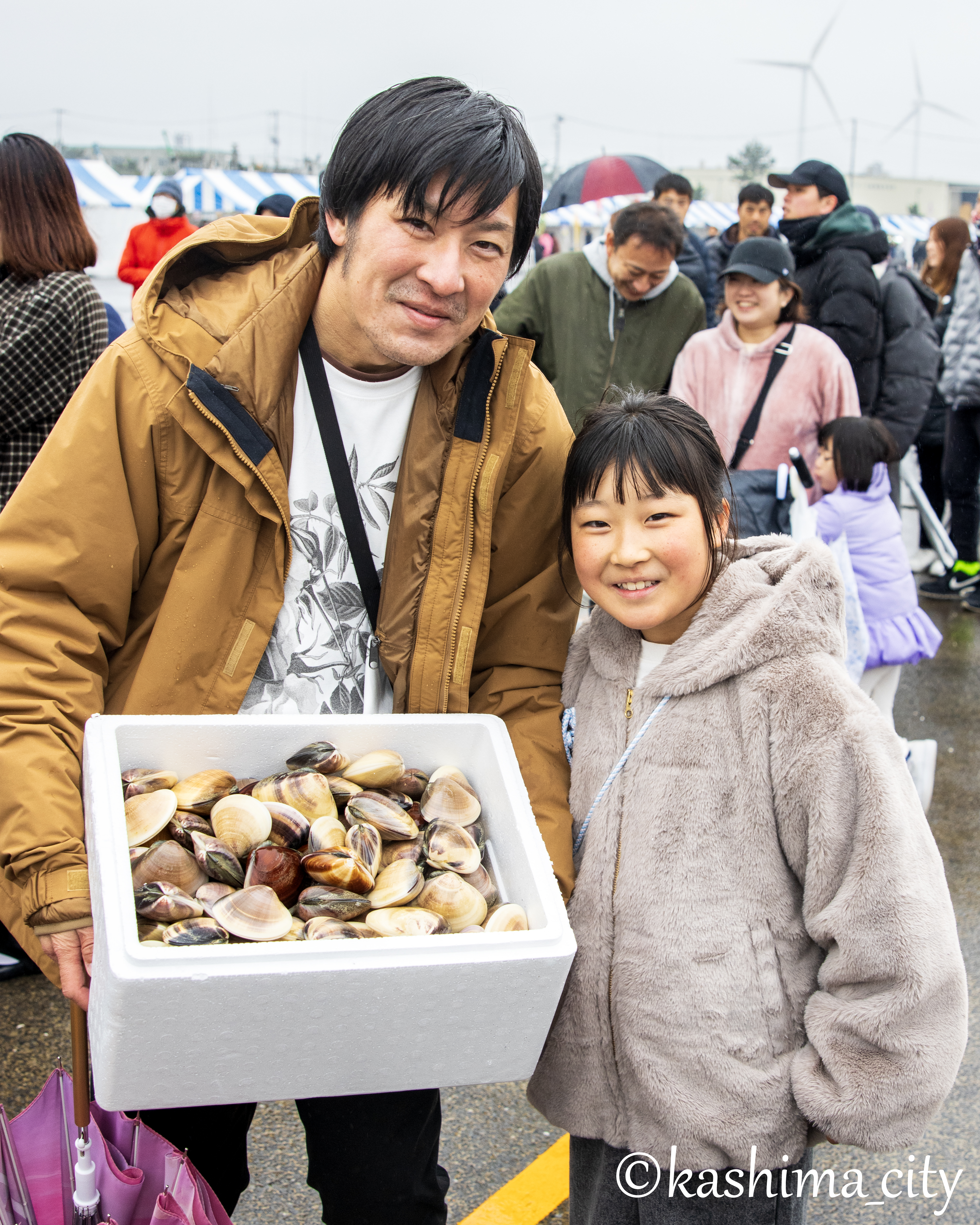 抽選会ではまぐりを当てた親子