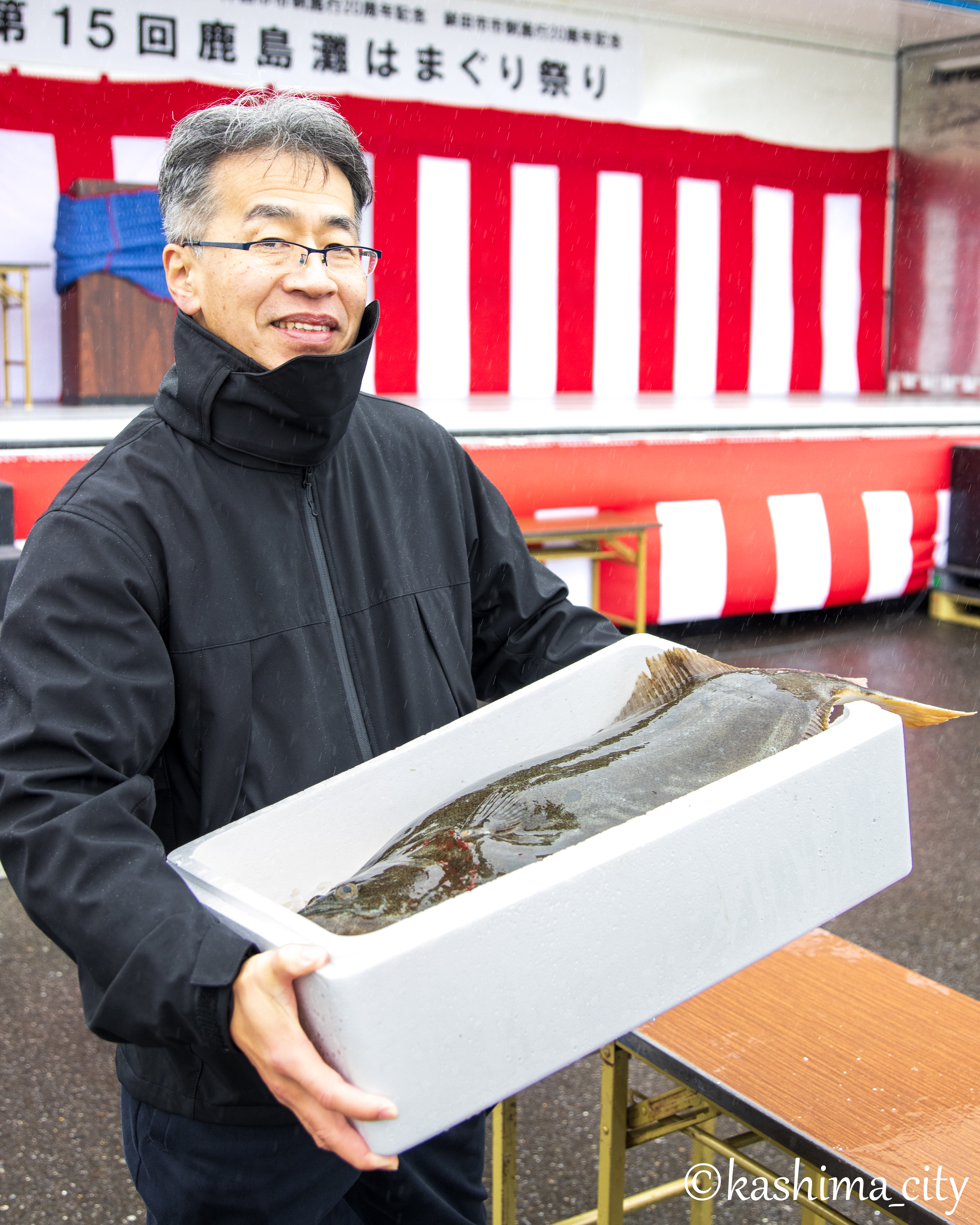 模擬競りでヒラメを競り落とした男性