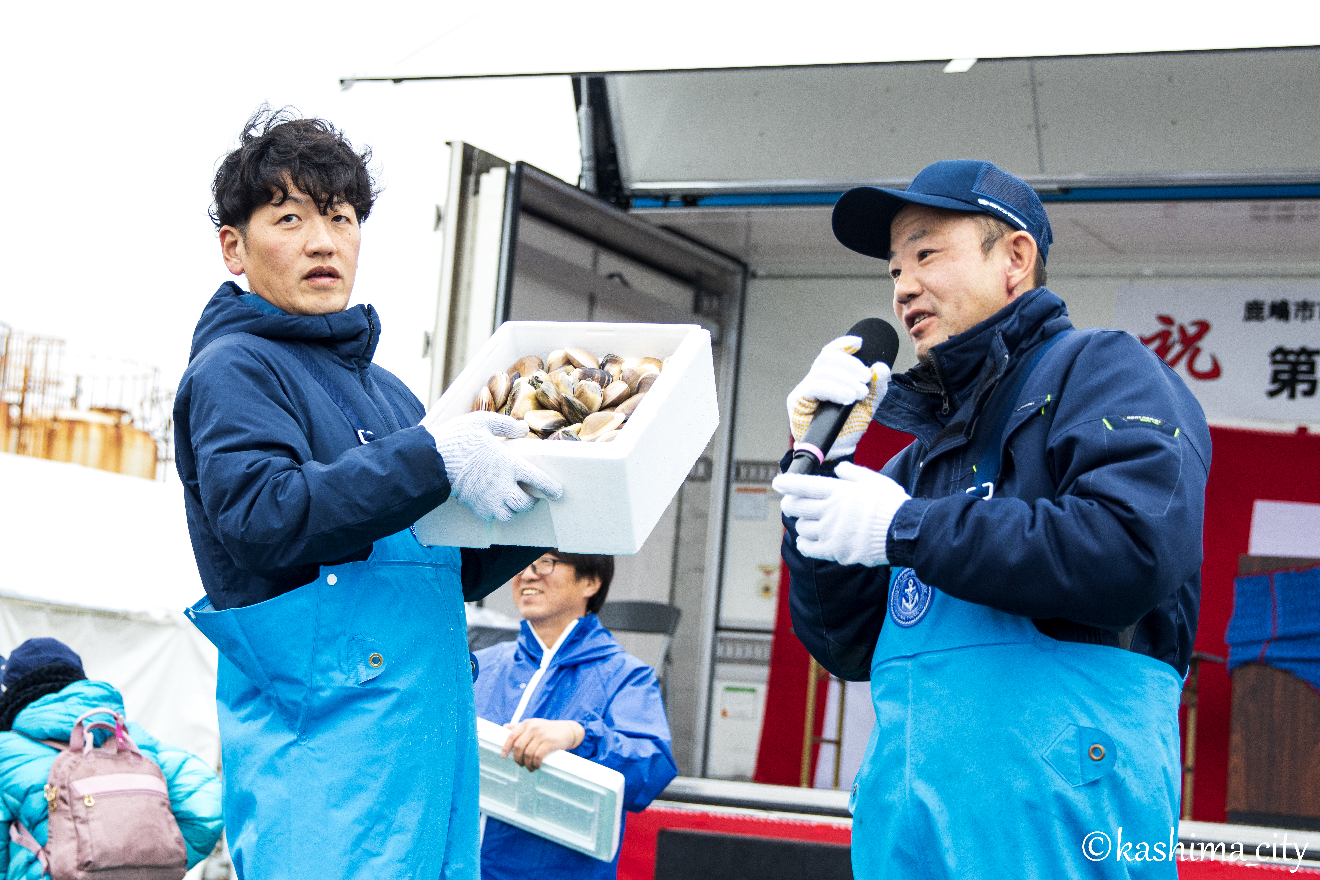 漁協職員による模擬競りの様子