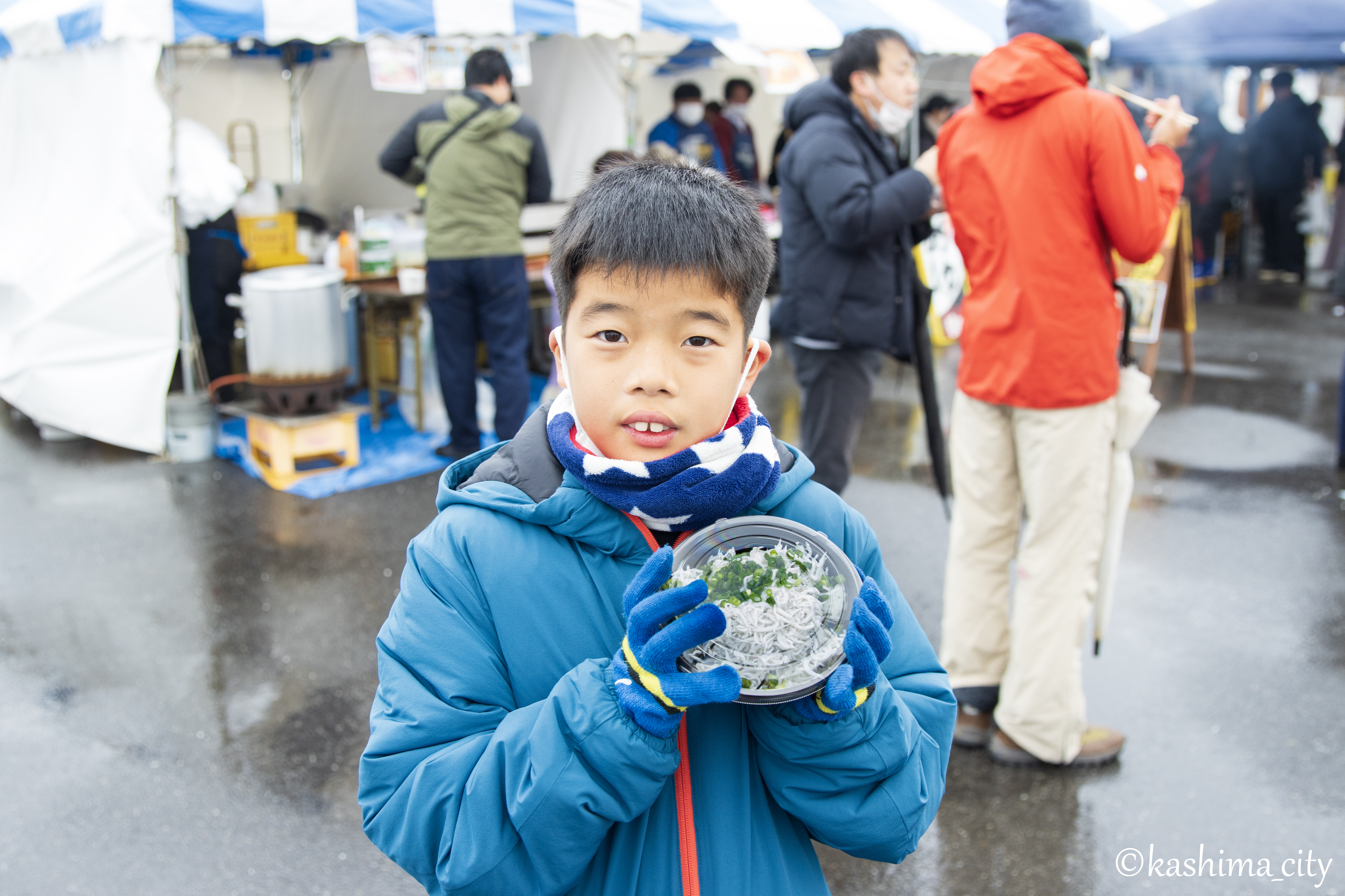 窯上げしらす丼を購入した少年