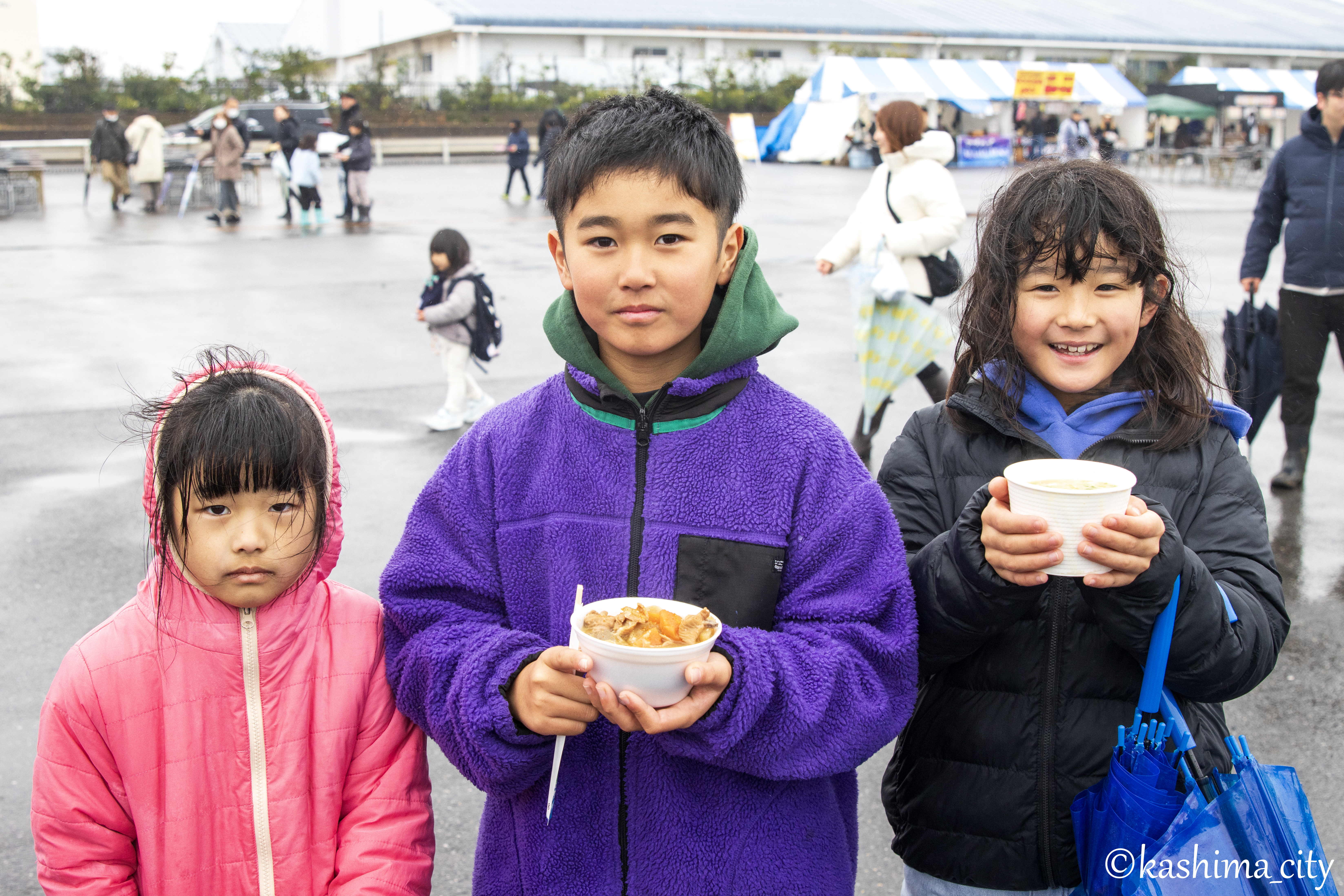 丼やスープを買って喜ぶ３兄弟