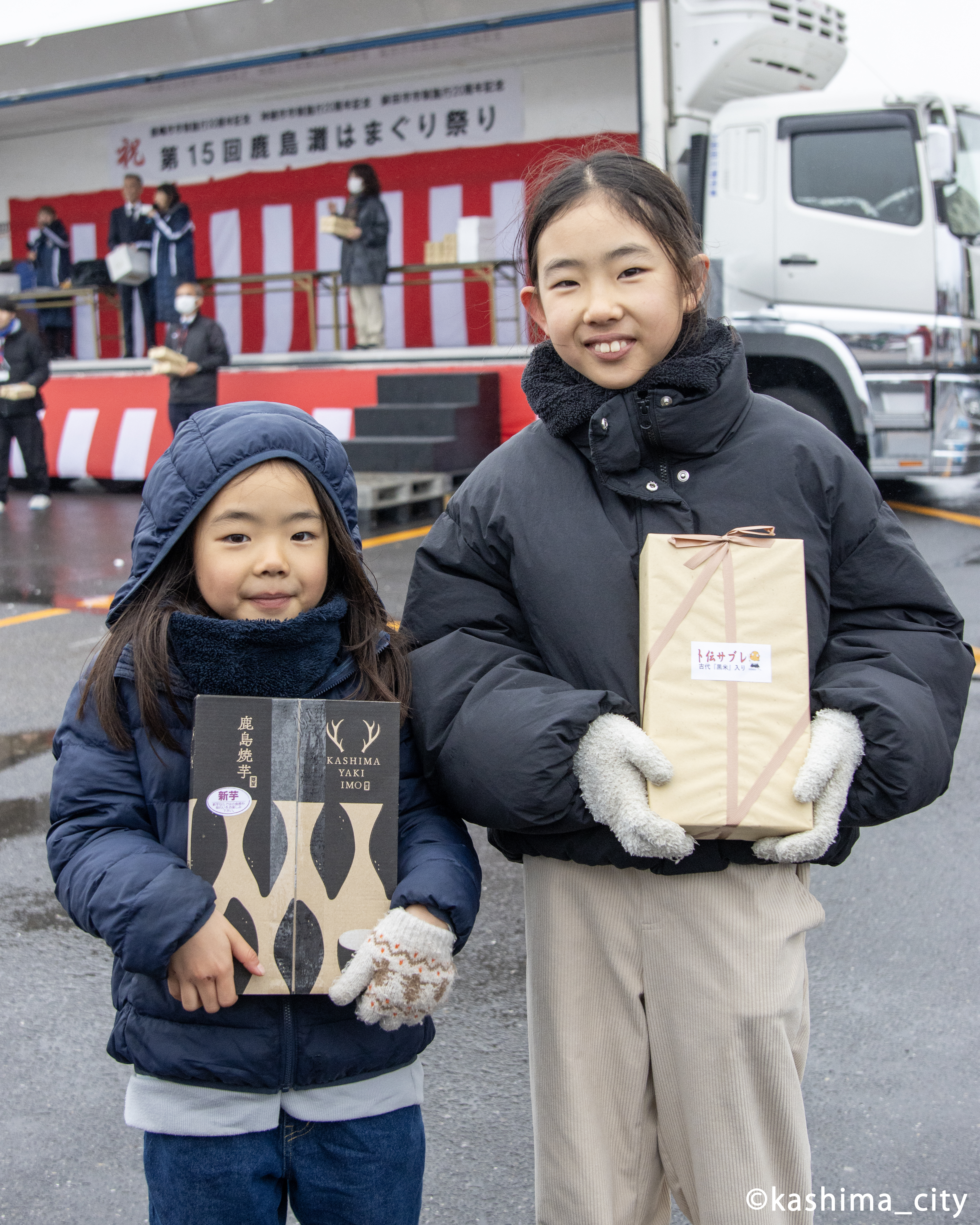 抽選会で焼芋とサブレが当たった姉妹