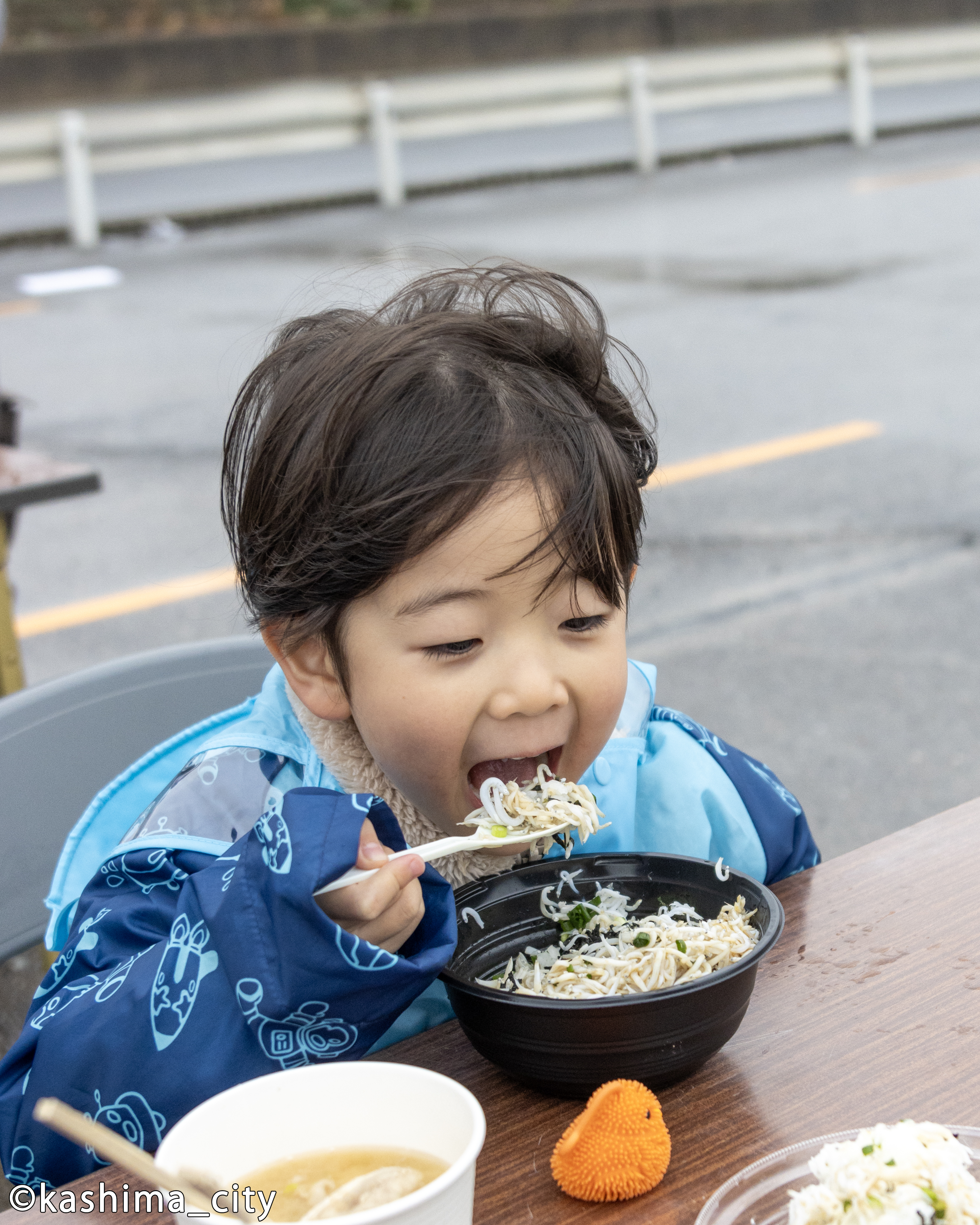 シラス丼を食べる男の子