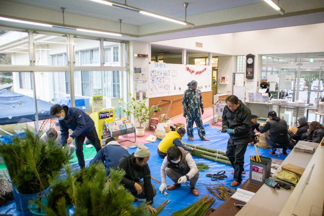 門松づくりの全体風景