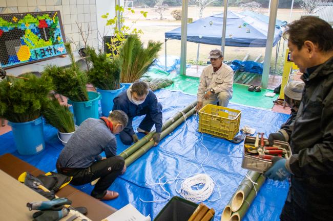 門松の3本の竹を組み合わせている様子