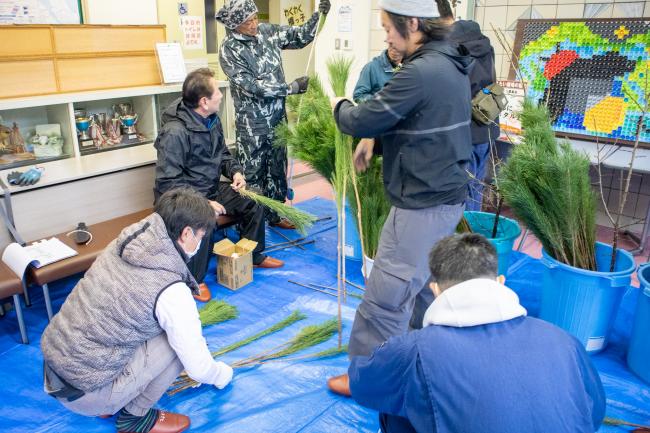 松の高さをそろえている様子