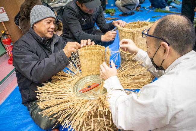 むしろのワラを広げて土台づくり