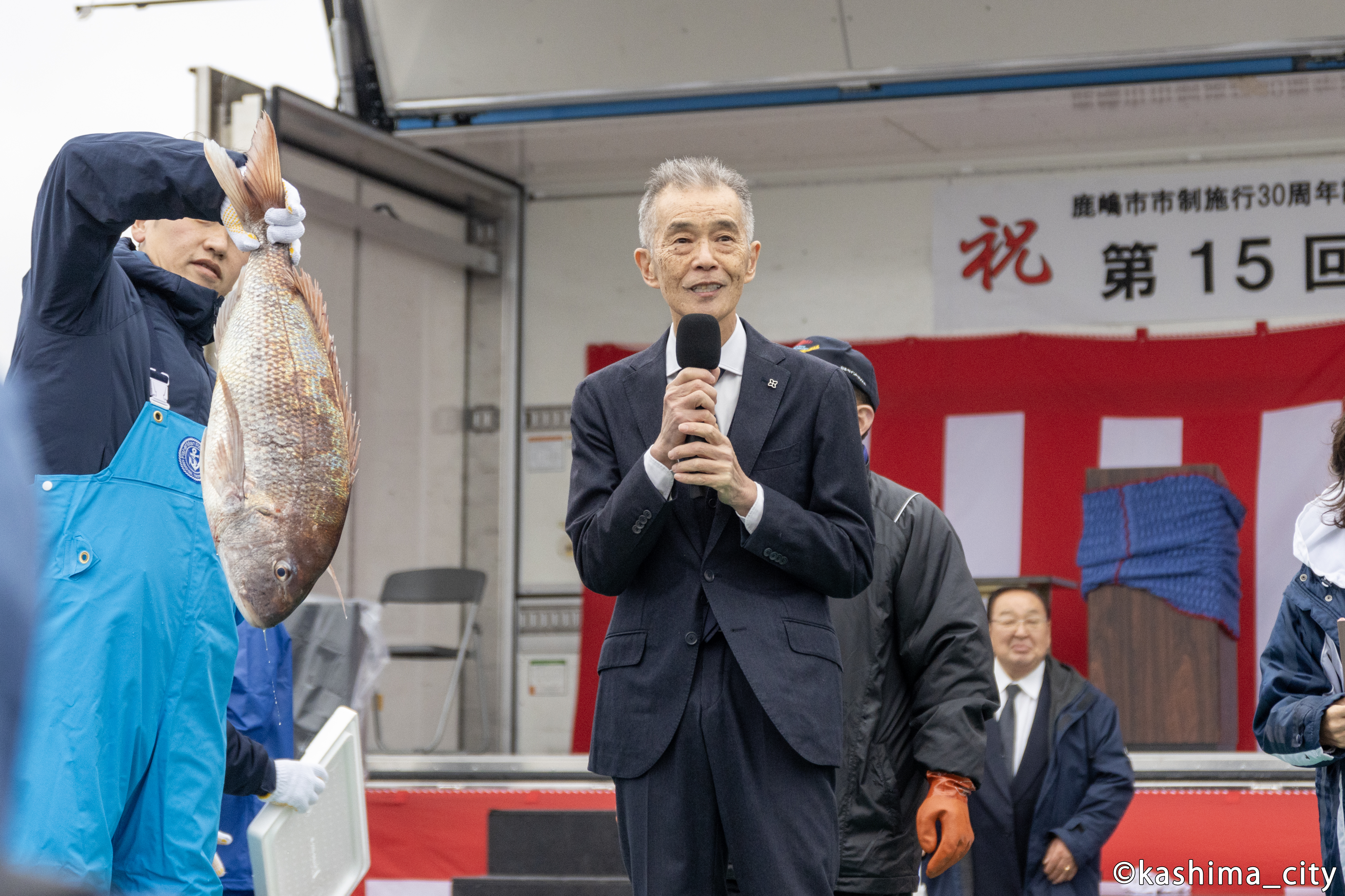 鹿嶋市栗林副市長の模擬競りの様子