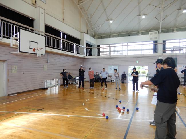 得点記入のお手伝いをしている審判の様子