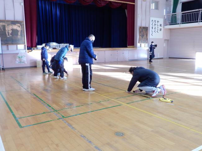 コートづくりをしている様子