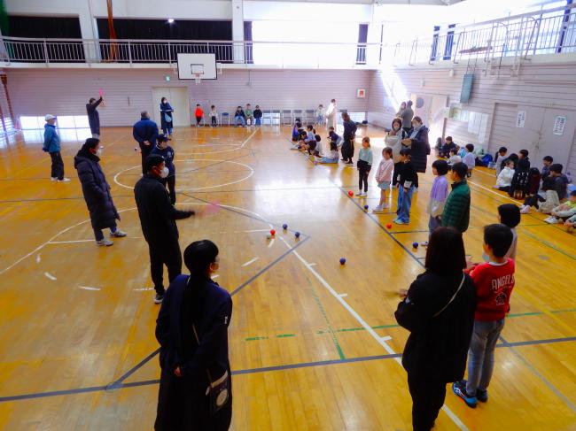 体育館でボッチャをしている全体の様子