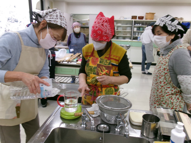 水を測りで測る参加者