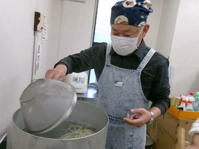 そばを茹でる参加者