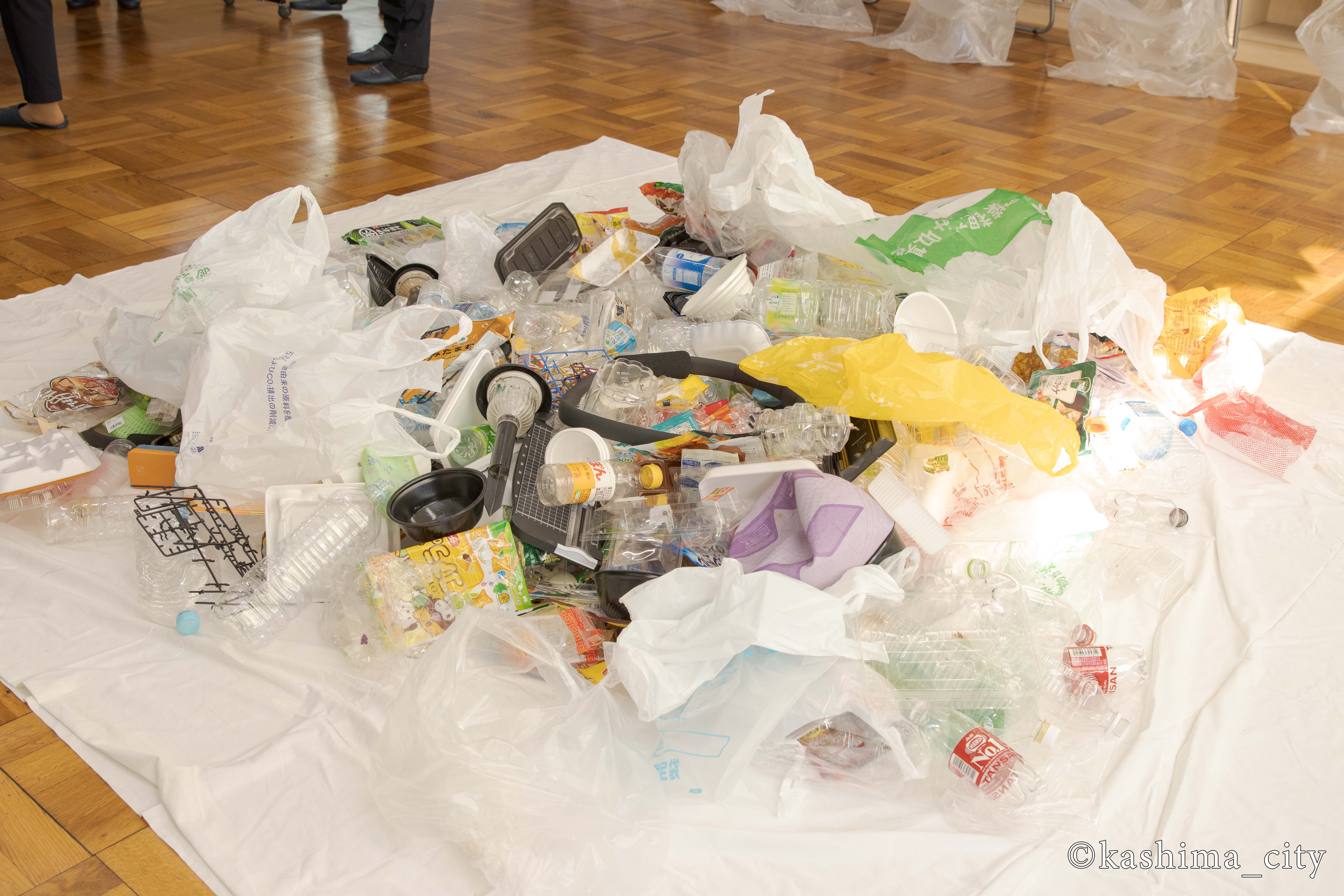 生徒たちが持参したプラスチックごみ