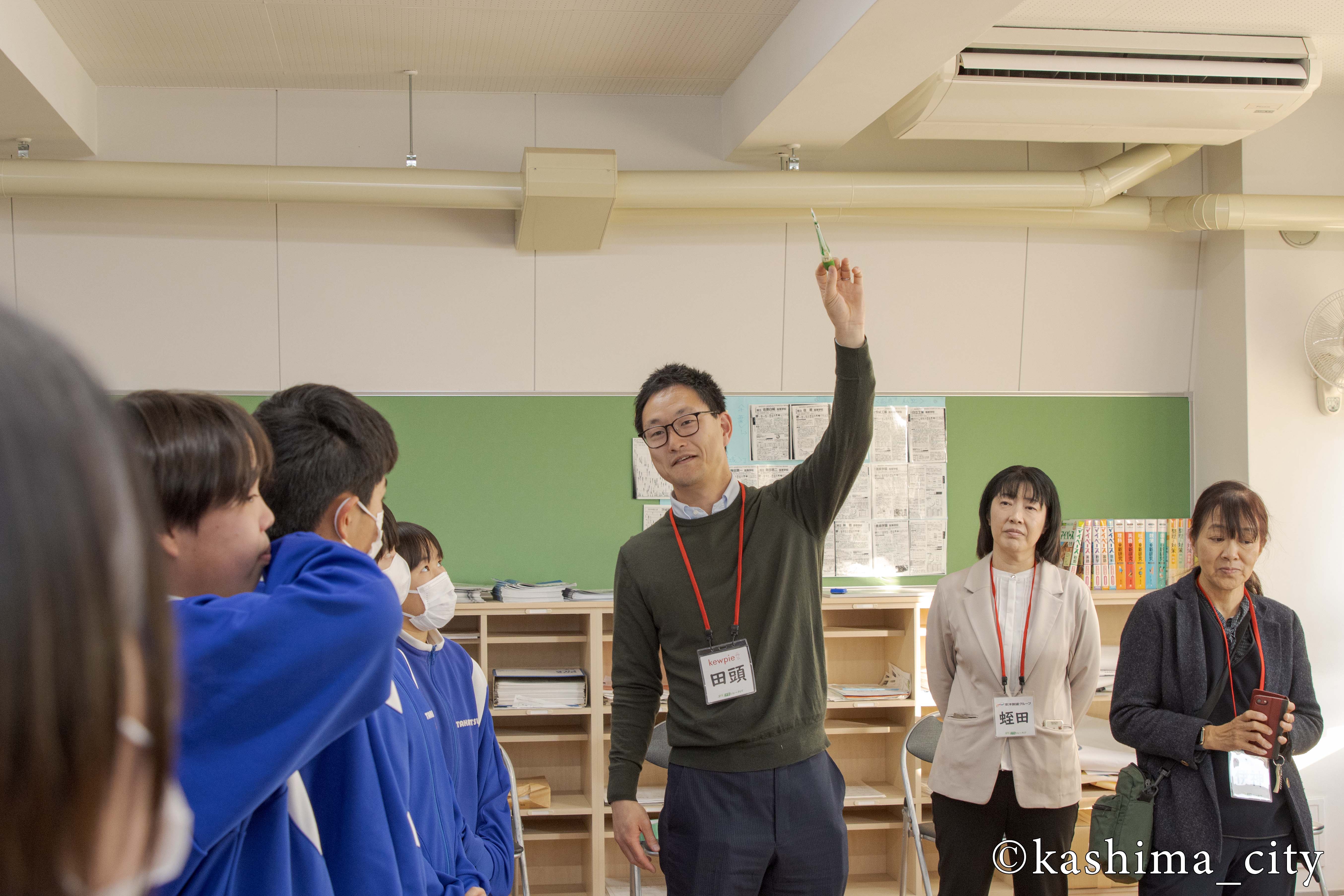 生徒に説明する講師