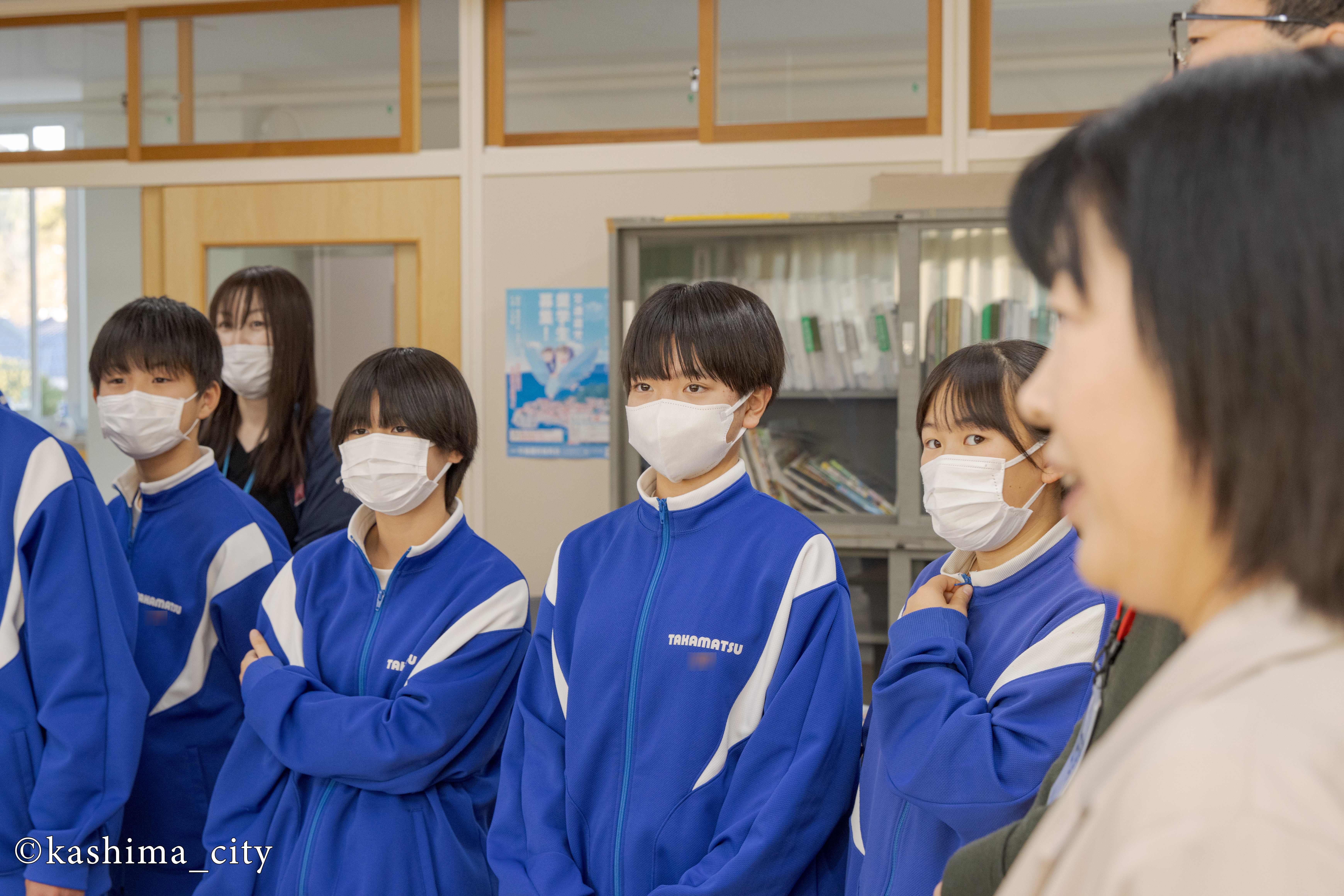 講師の話を真剣に聞く生徒