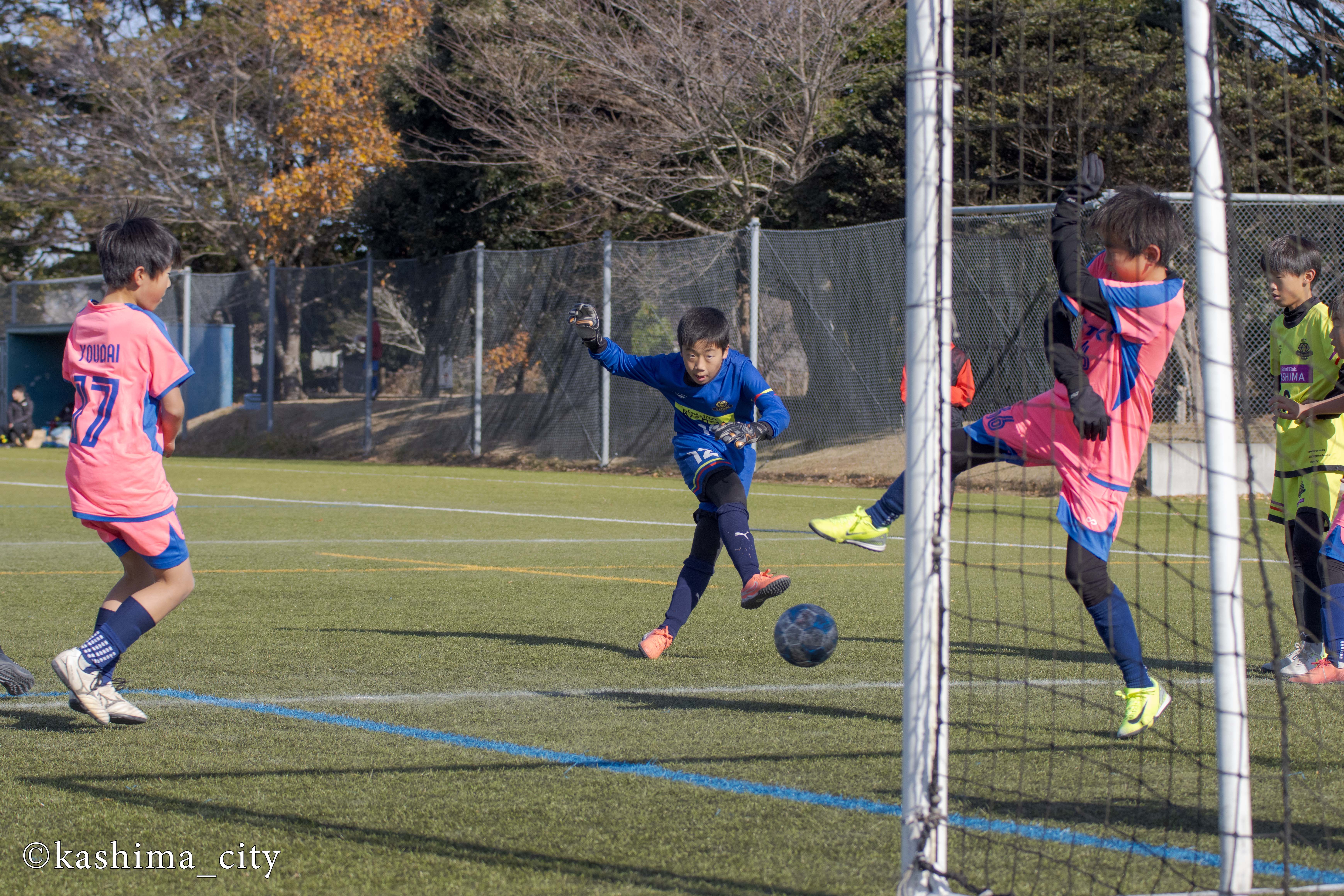 フリーキックを蹴るゴールキーパー