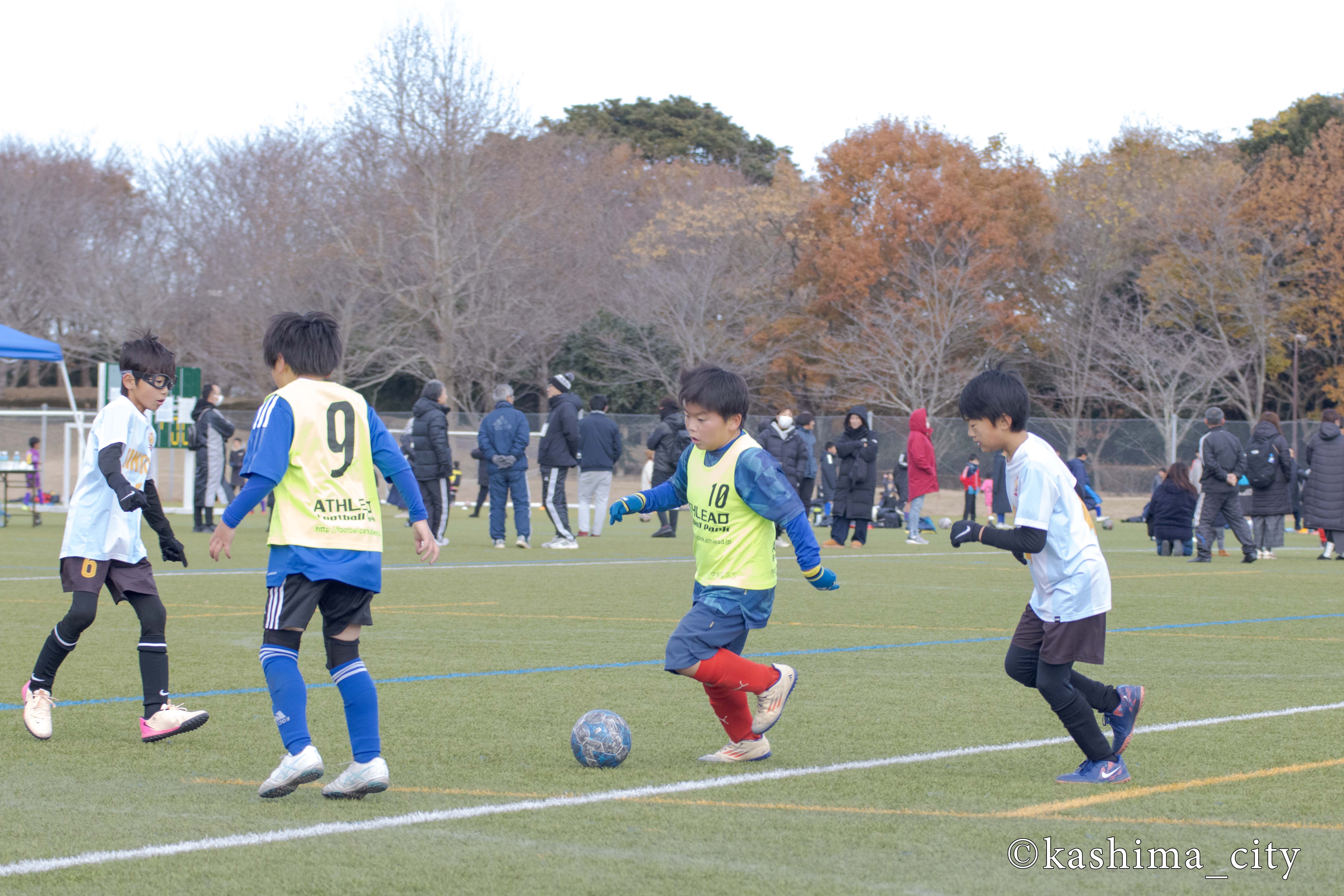 ドリブルをする小学生