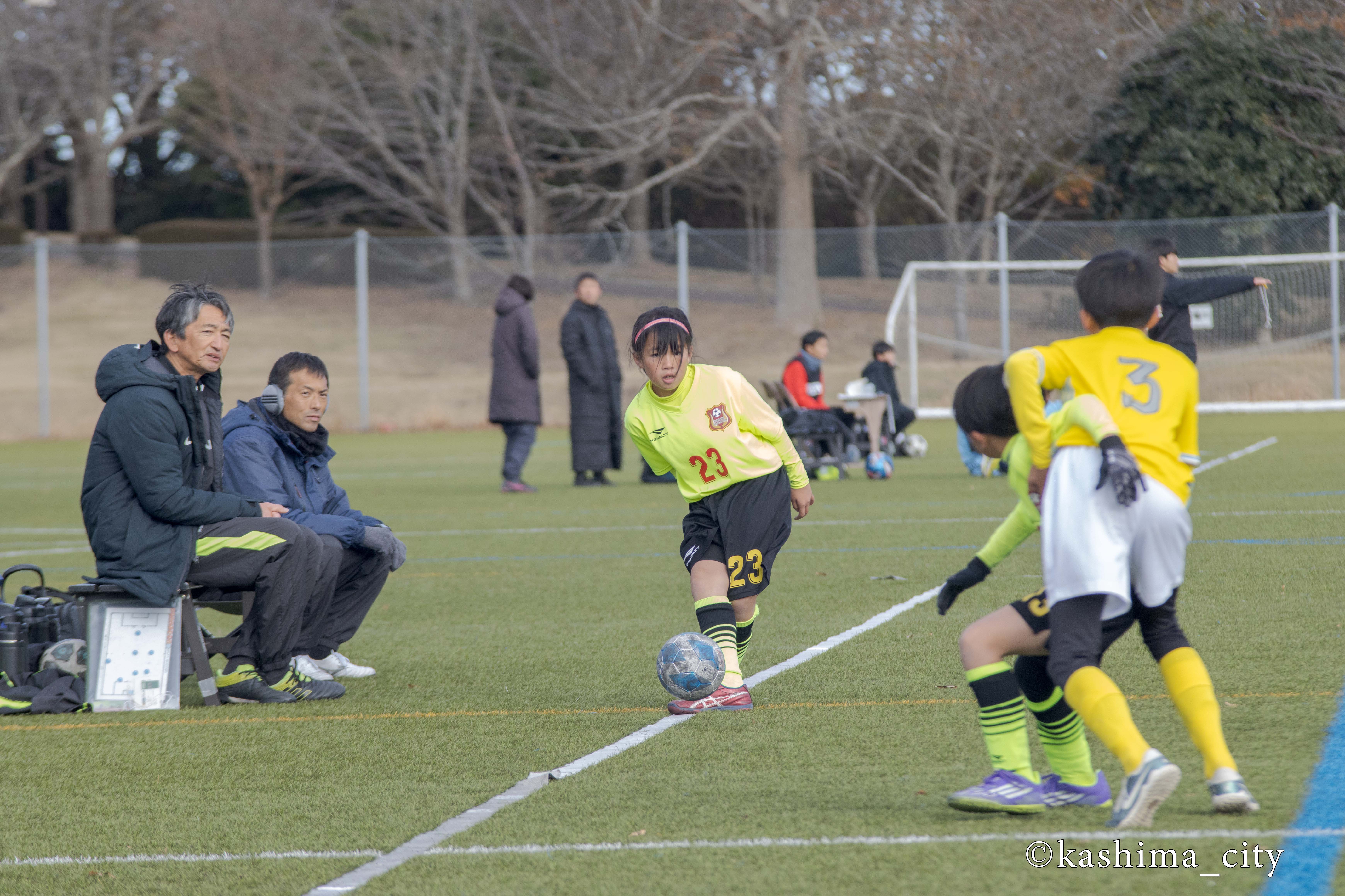 キックインを蹴る女子小学生