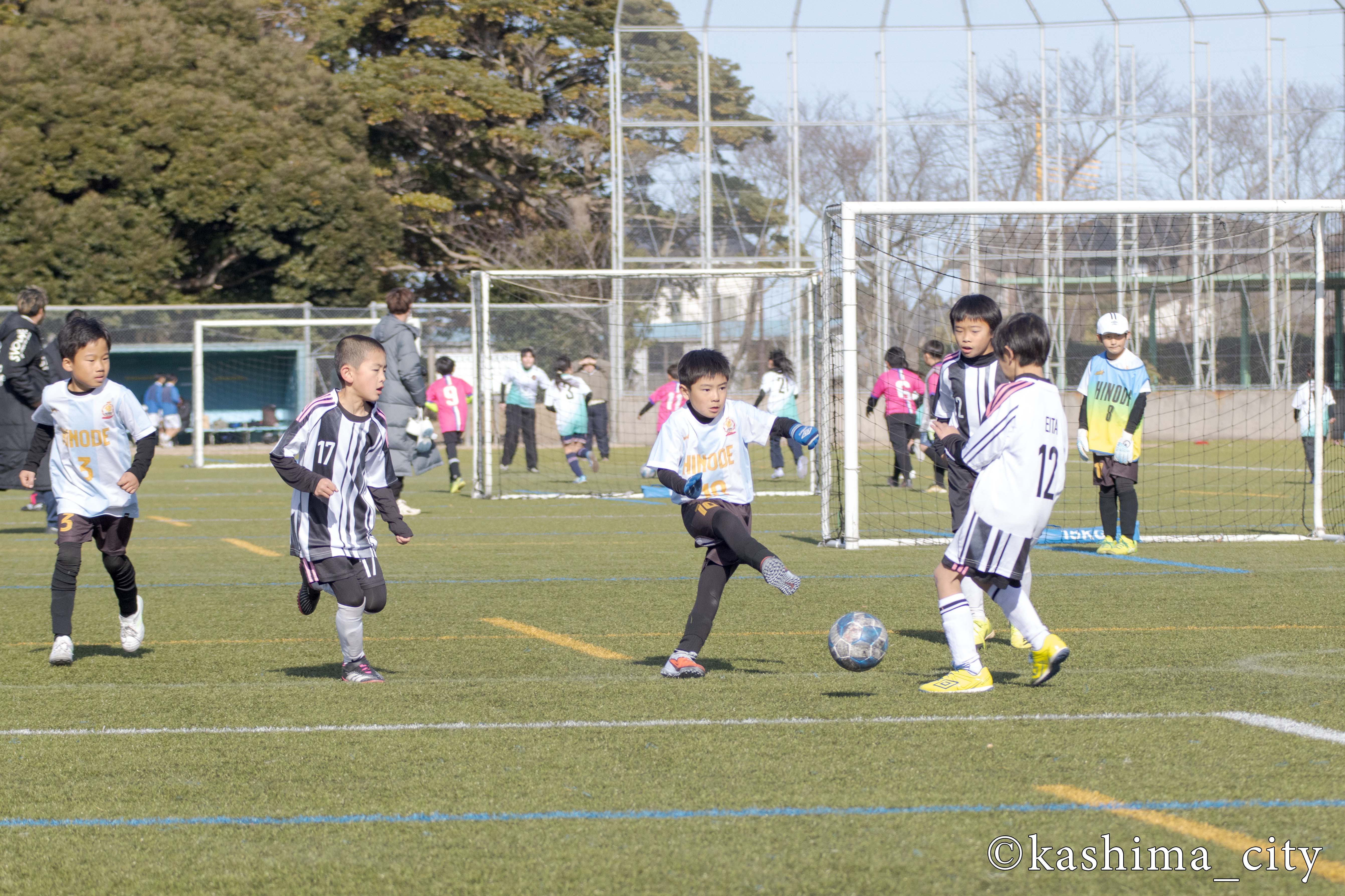 パスをする小学生