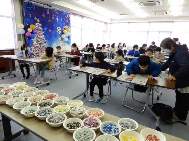 たくさんのタイルが置いてある様子。