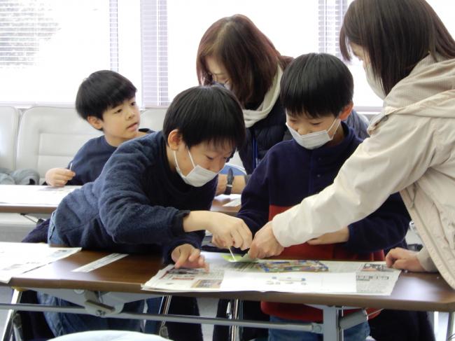 子どもどうし教えあいながら、タイルを貼っていく様子。