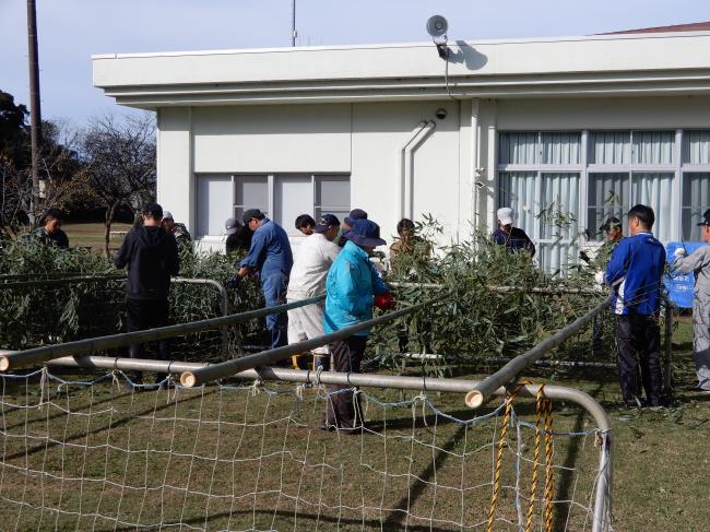 青竹の葉を取り除いてる写真