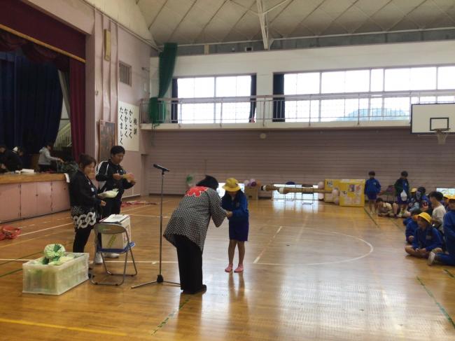 児童が抽選会で商品を受け取っている写真
