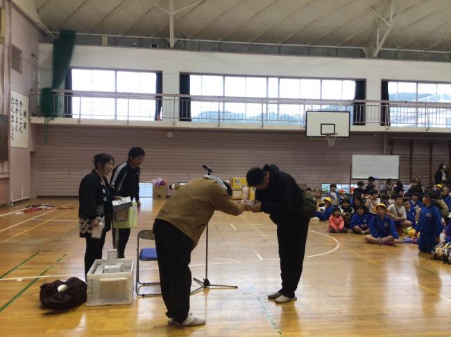 大人の部抽選会で商品を受けとっている様子