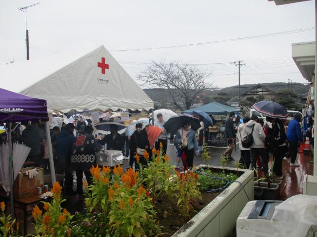 天候がいまいちでもにぎわっている模擬店の様子