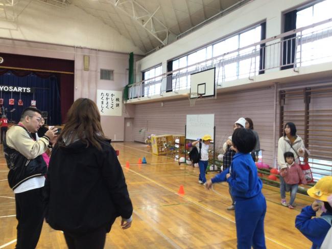 折り紙を飛ばしている写真