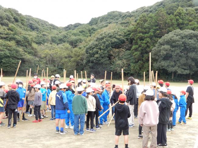 屋外で太鼓の練習をしている風景の写真