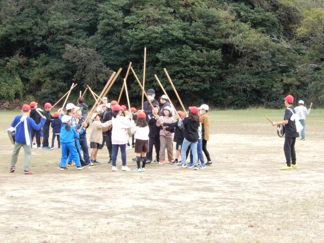 樫棒を組み鳴らす練習をしている写真