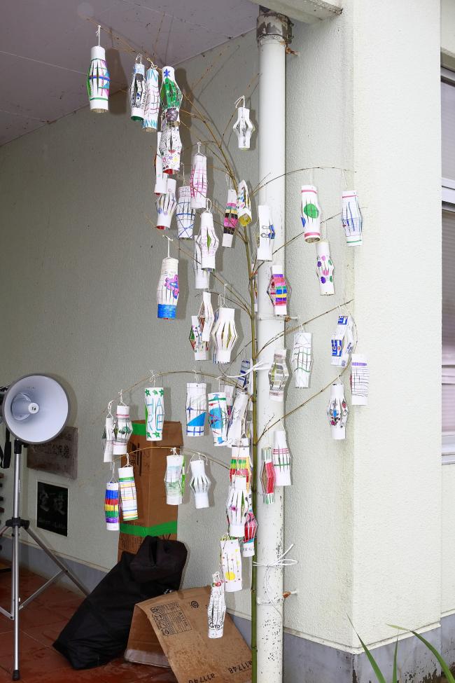 児童作の紙パック提灯の写真