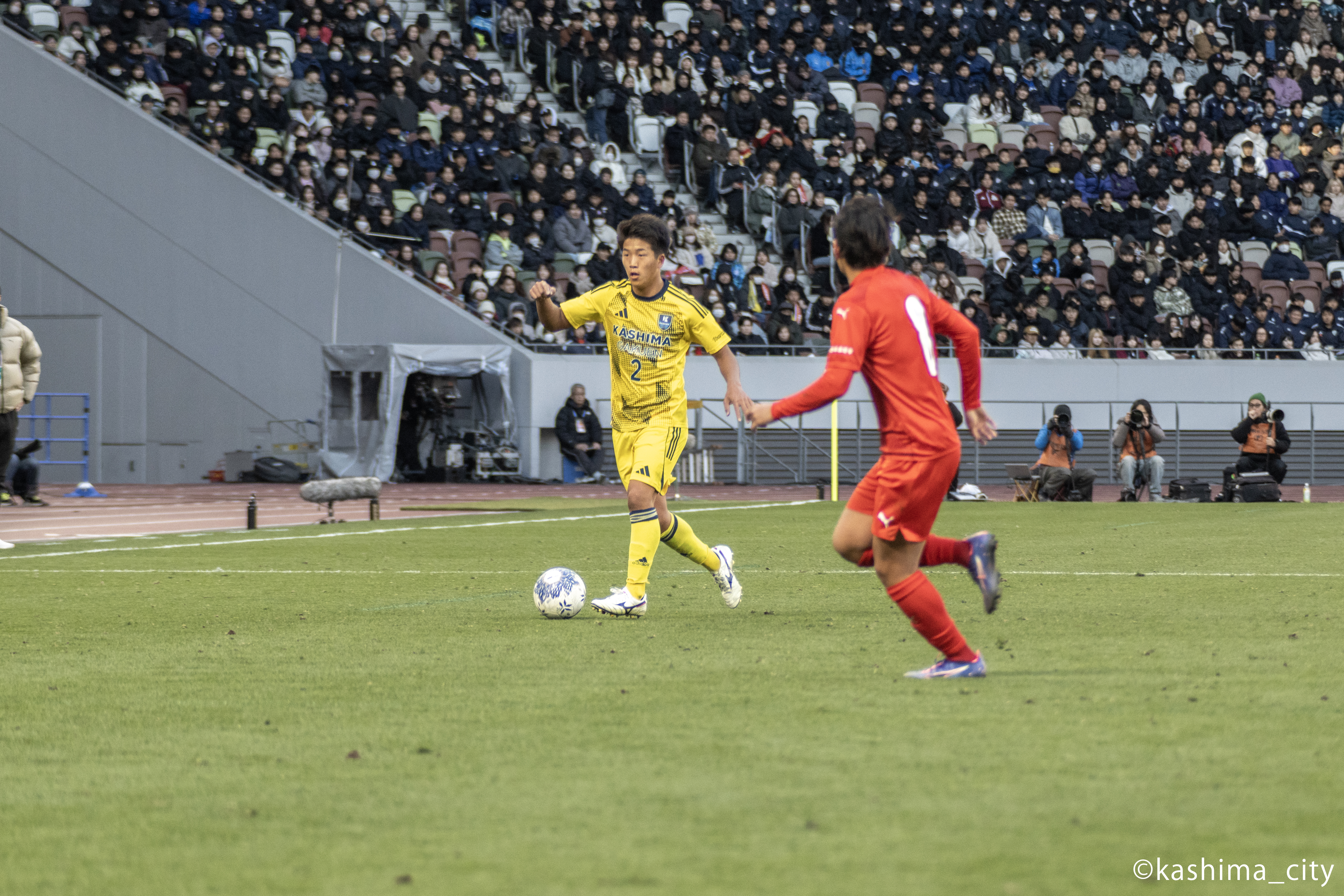 パスを出す秋山選手