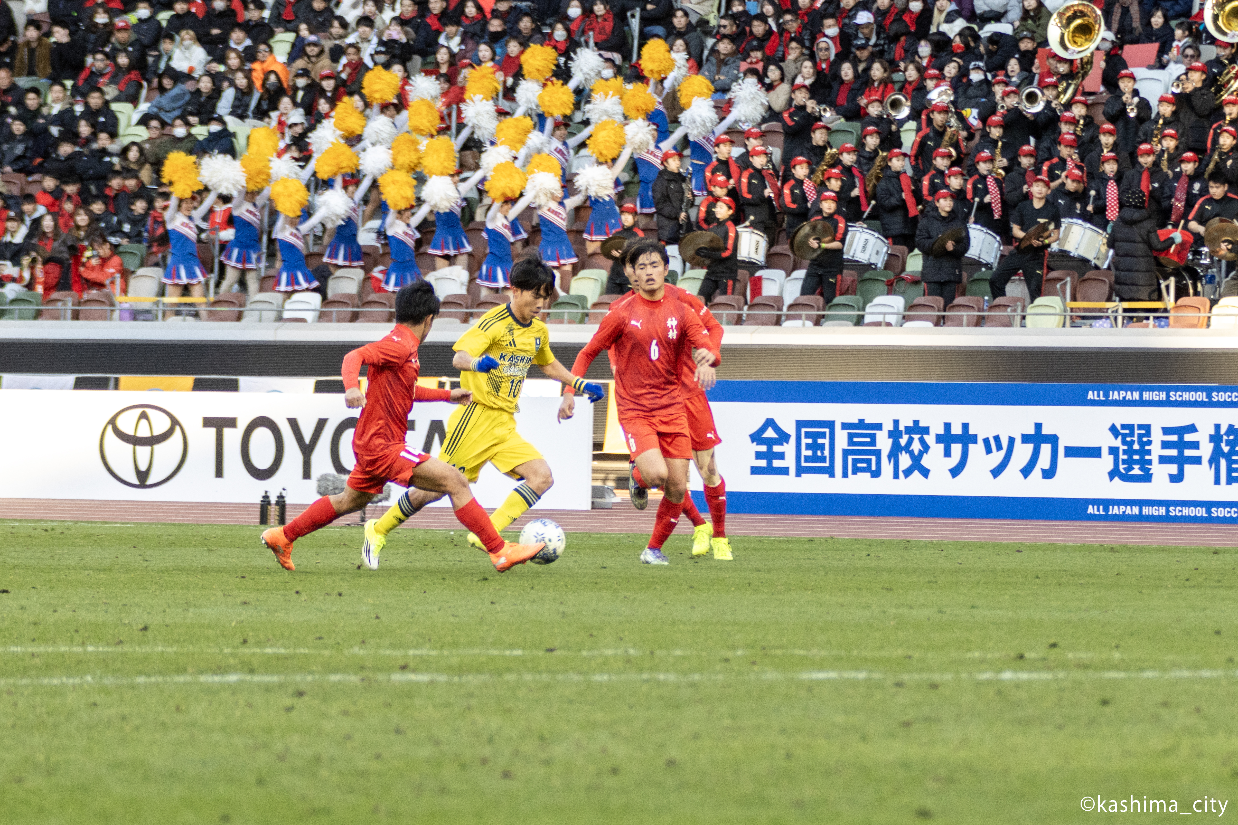 ドリブルする松本選手