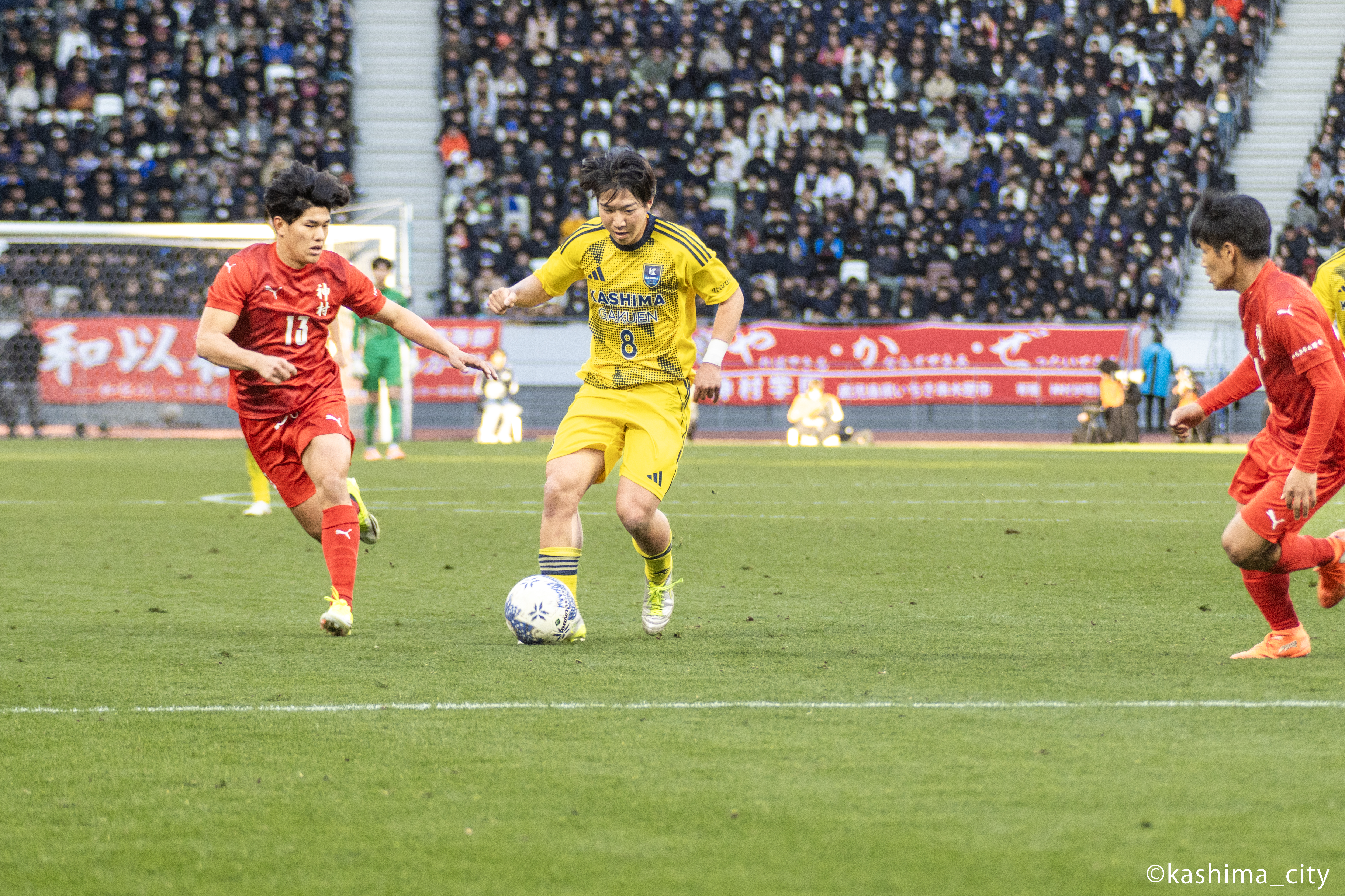 ドリブルする西川選手