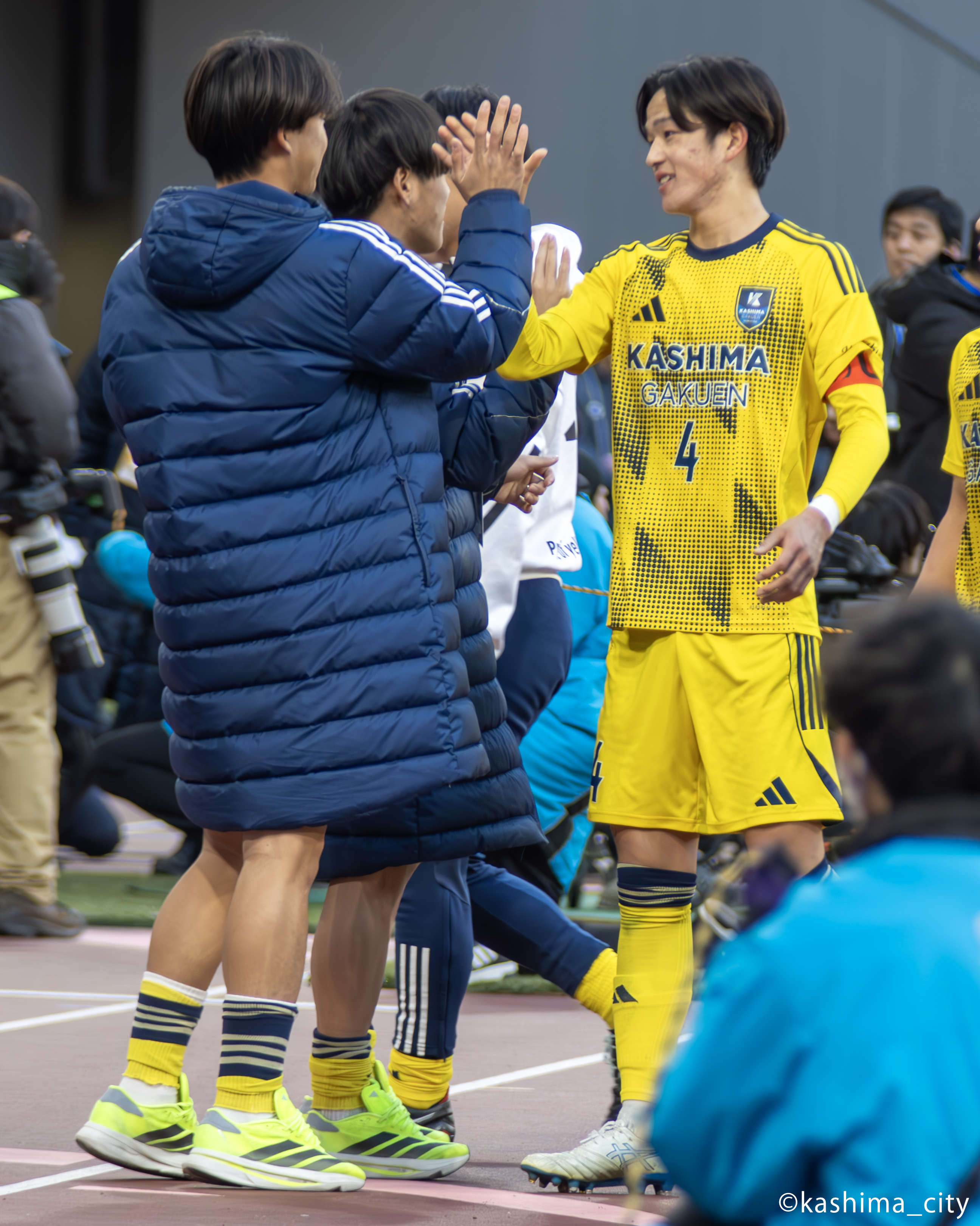 試合後に健闘を称えあう選手たち