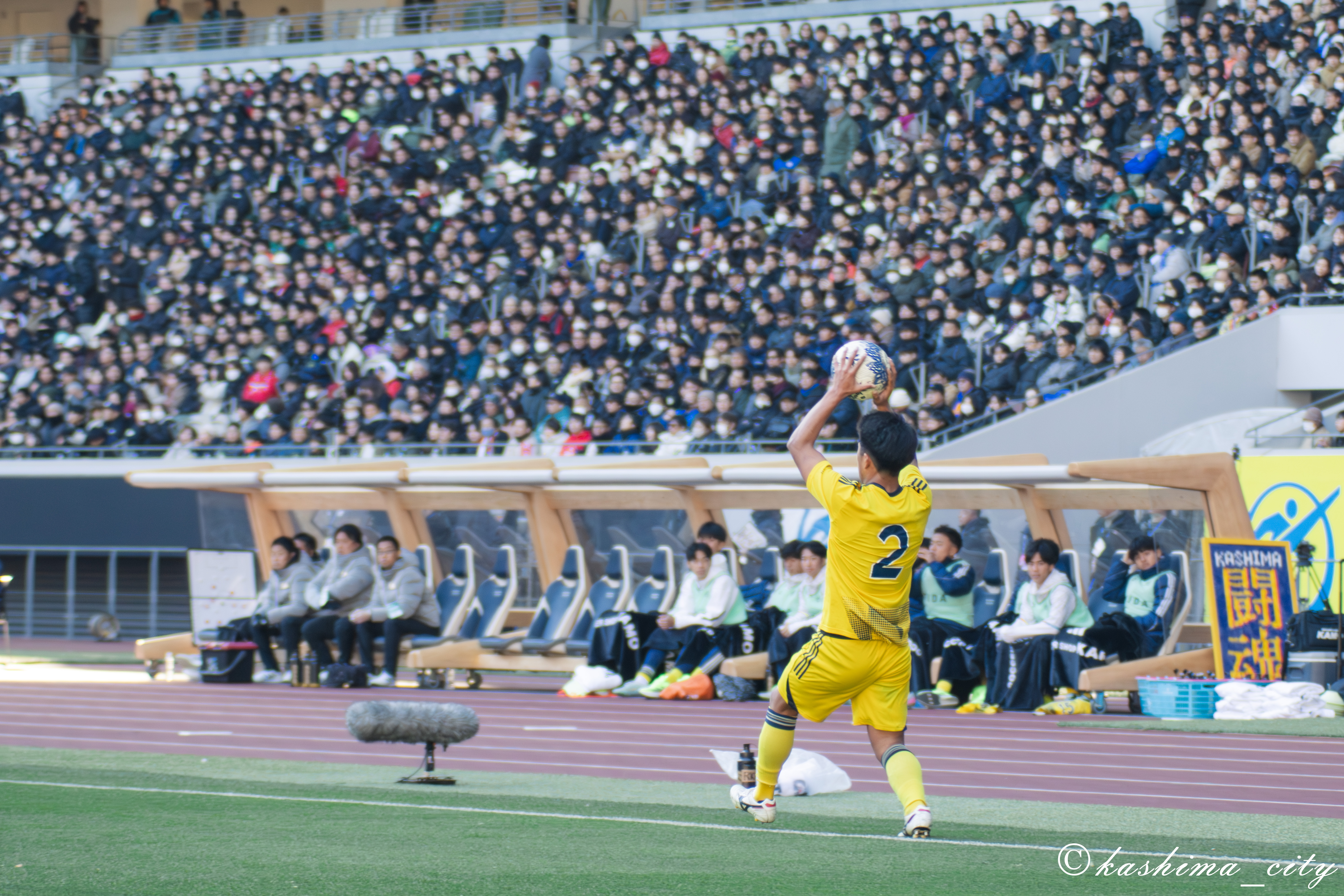 スローインする秋山選手