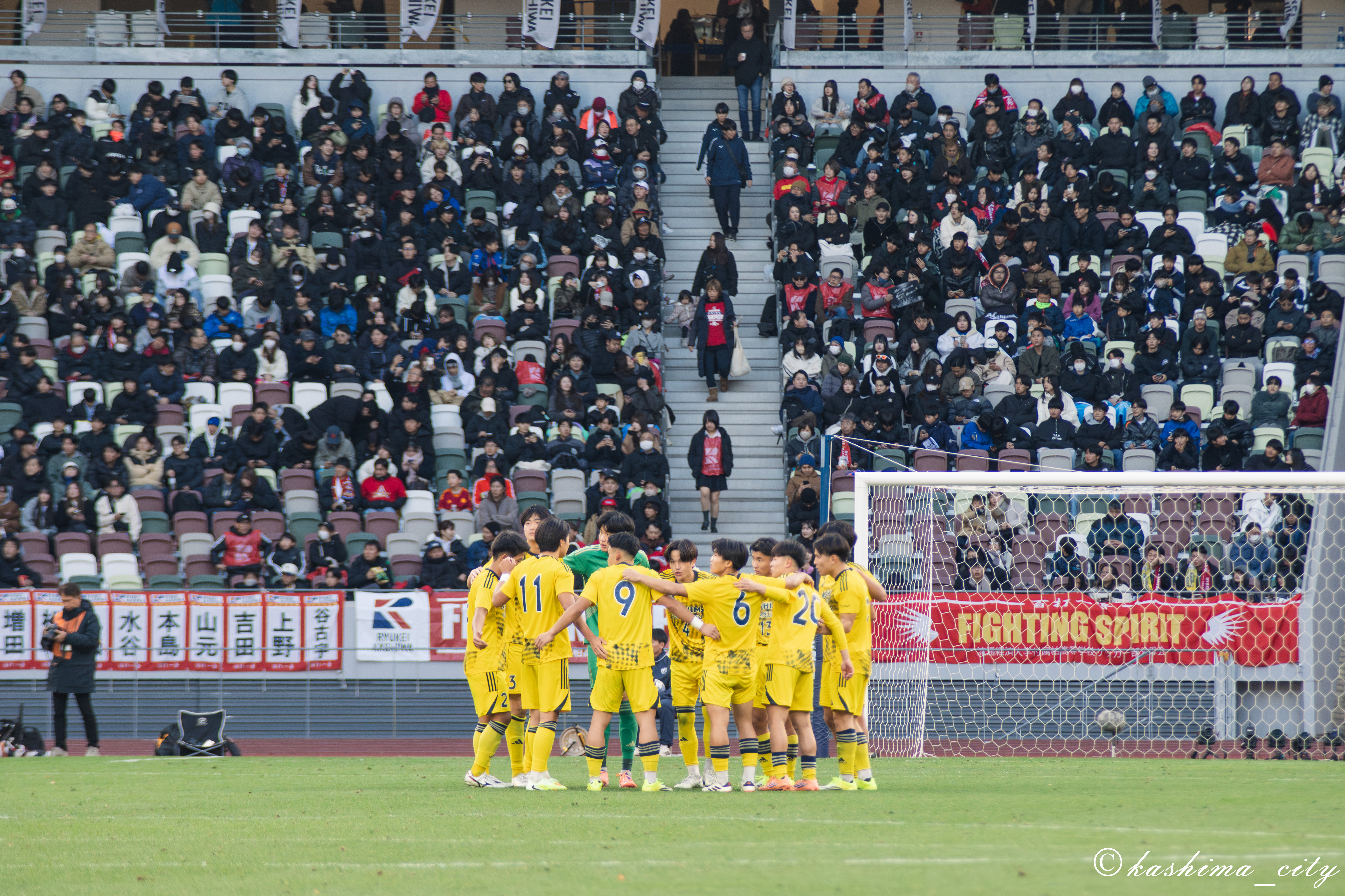 円陣を組む選手たち