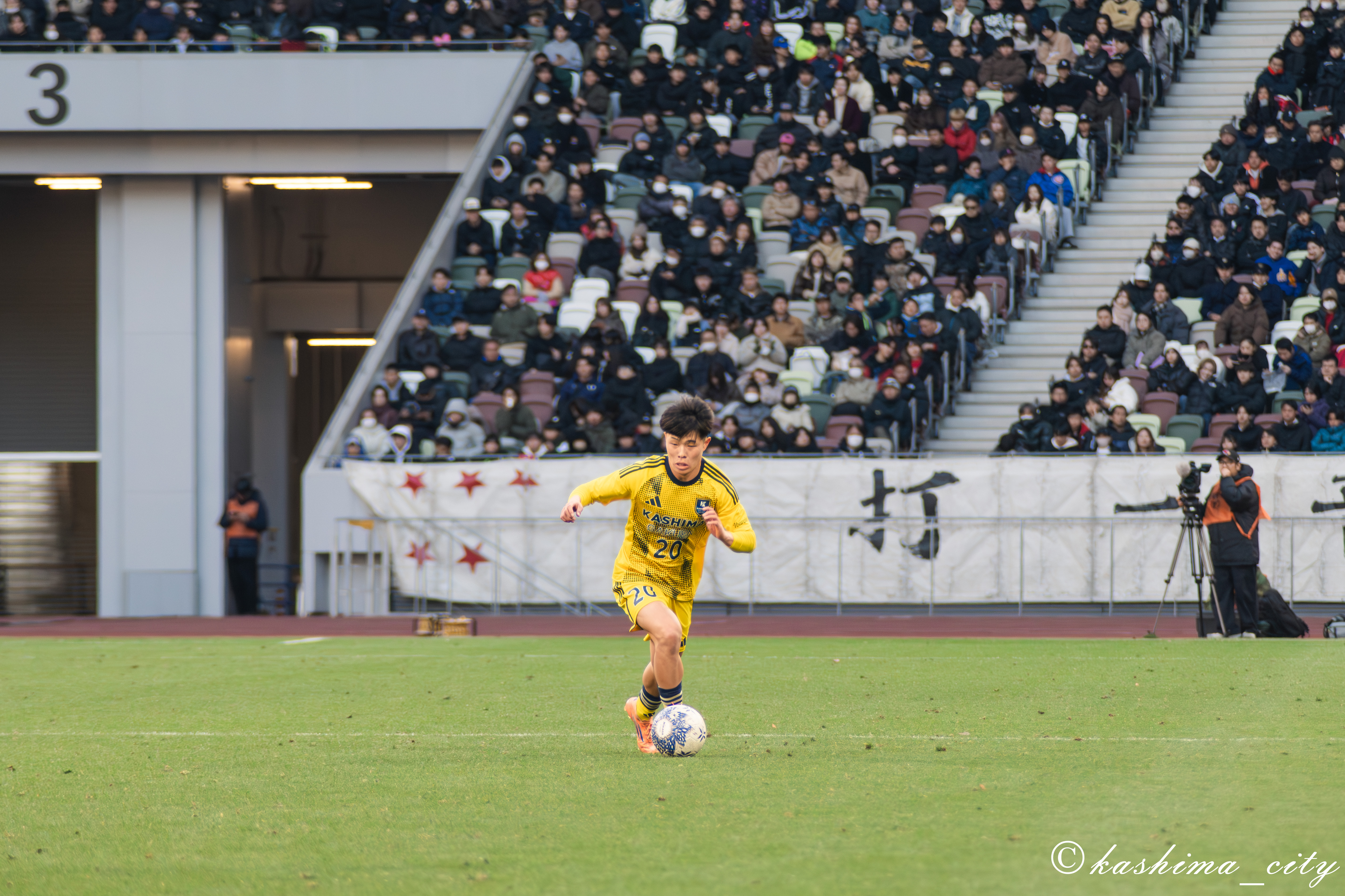 ドリブルする三浦選手