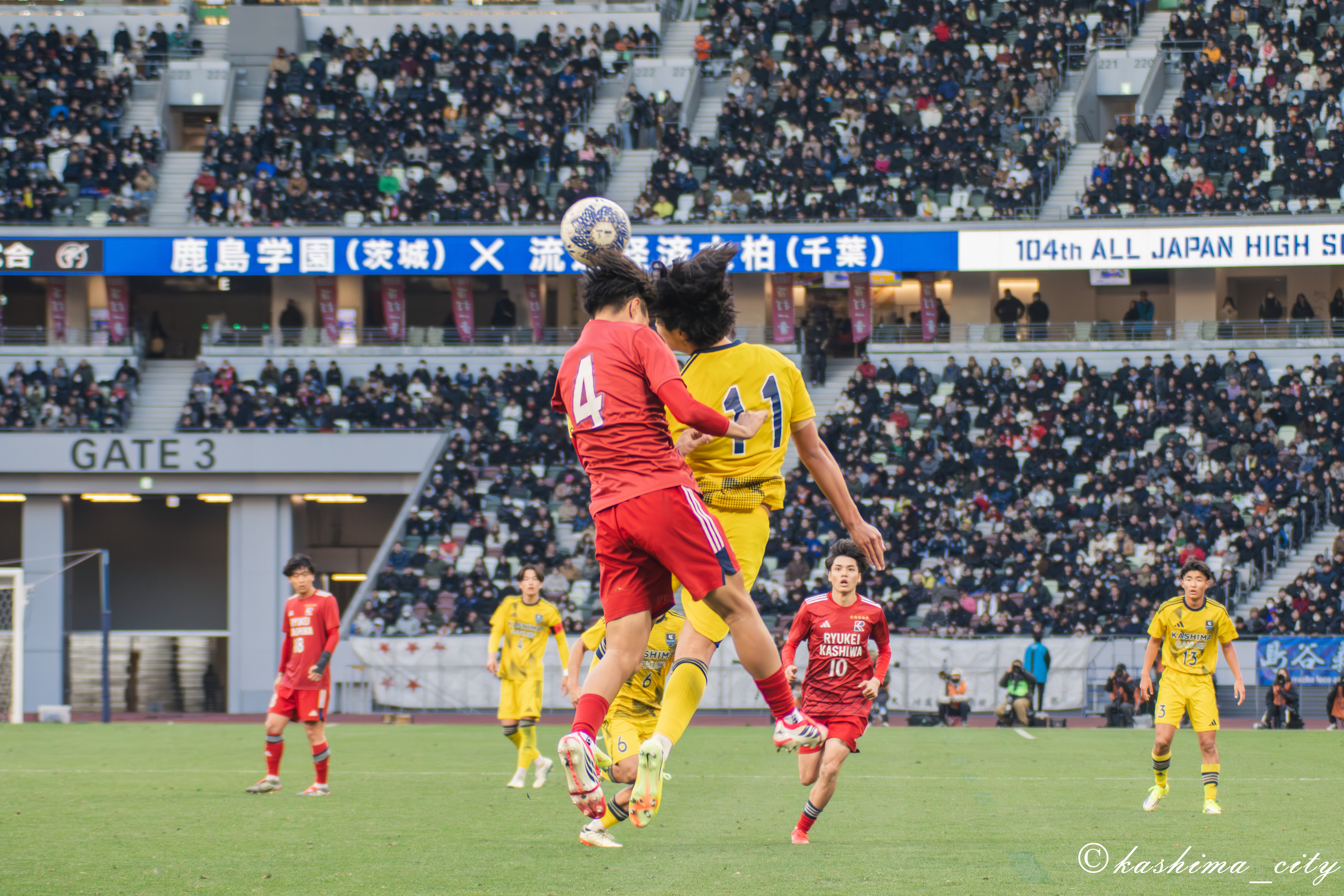 ヘディングで相手と競り合う渡辺選手