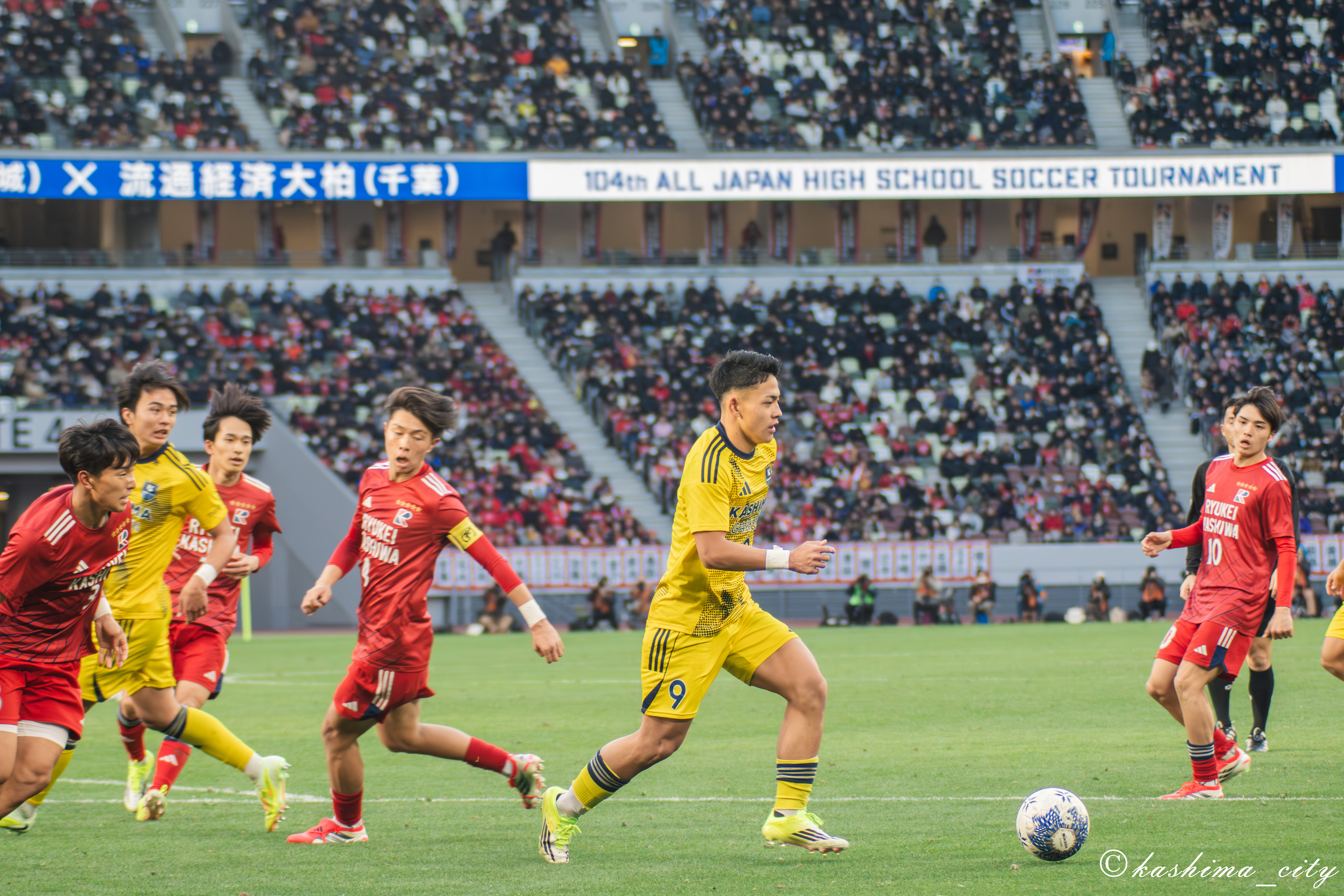 ドリブルする内海選手