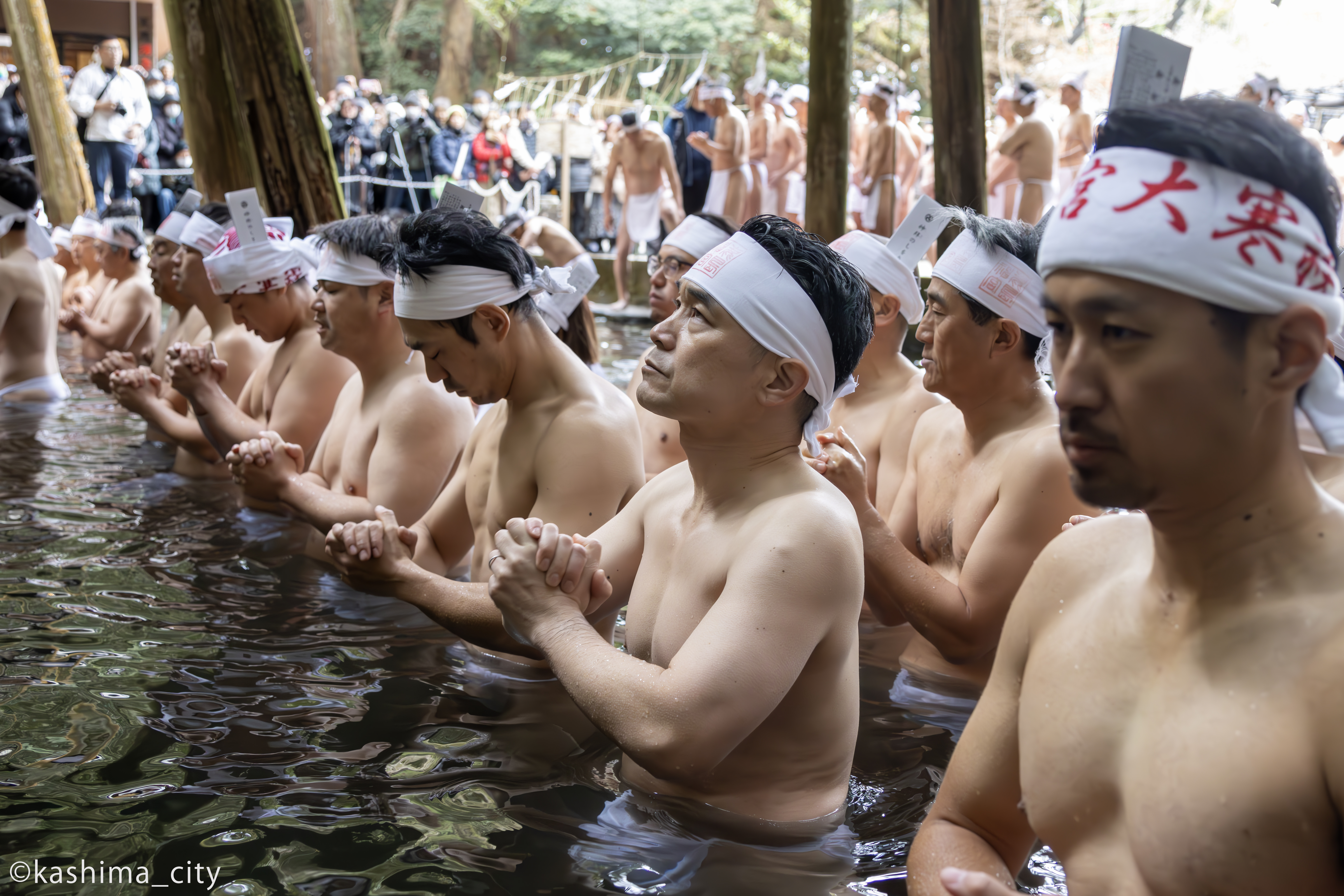 入水した参加者たち